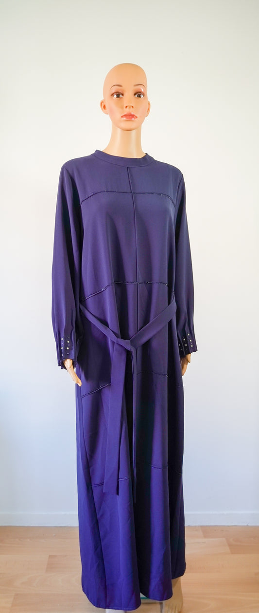 Tunique longue, ceinture nouée et manches longues avec perles