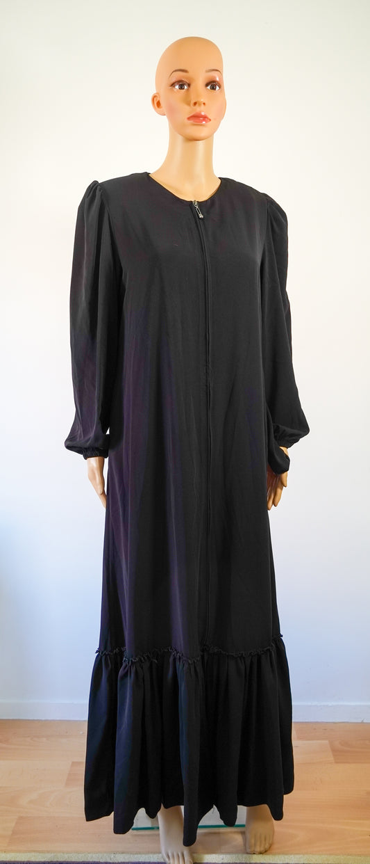 Robe longue noire à manches bouffantes et ourlet frangé