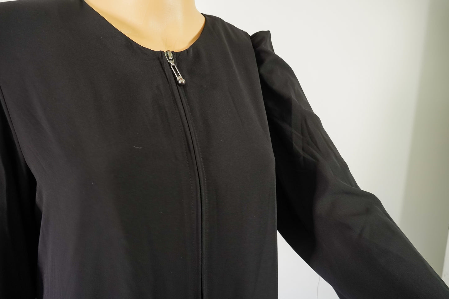 Robe longue noire à manches bouffantes et ourlet frangé