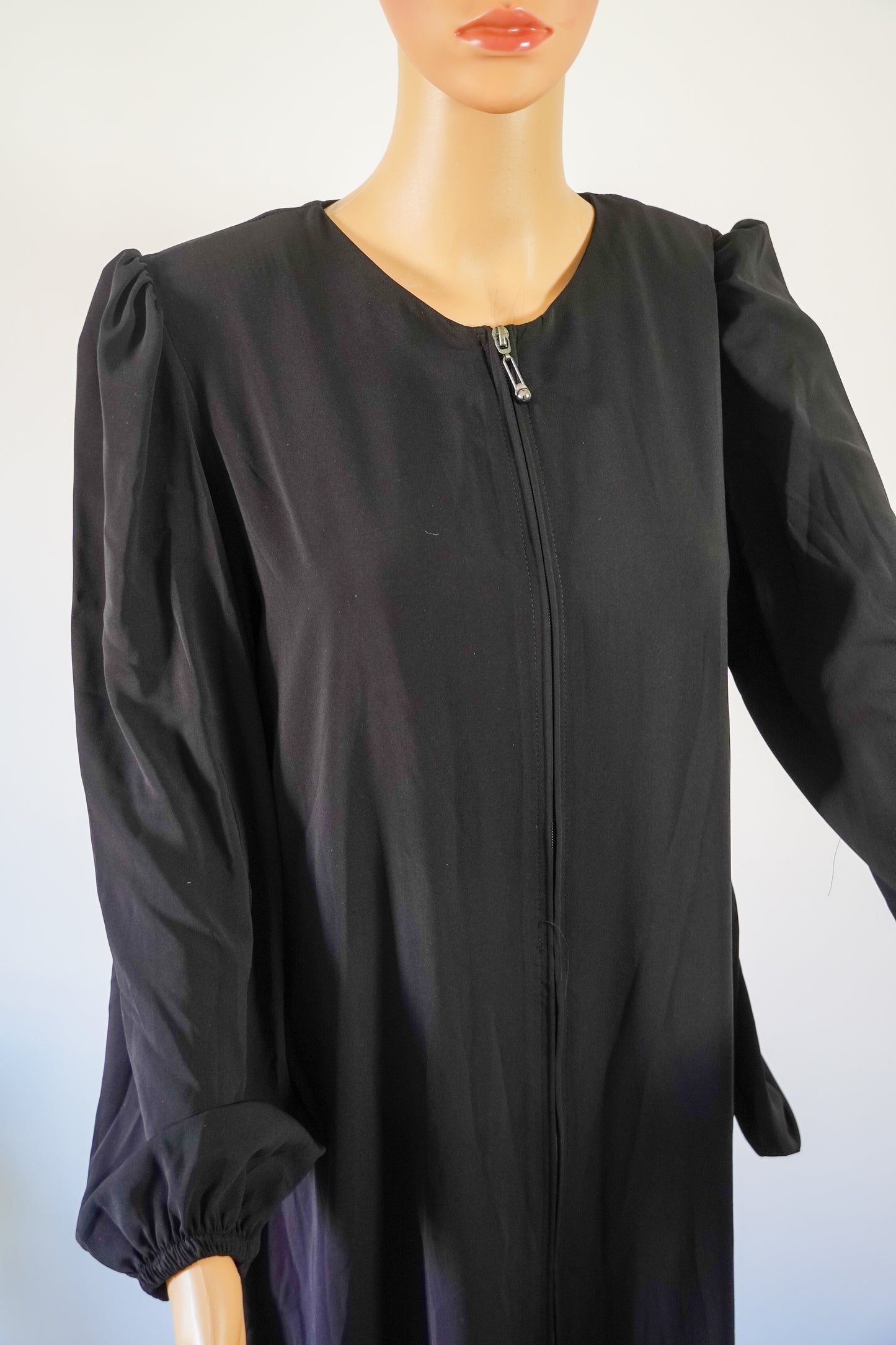 Robe longue noire à manches bouffantes et ourlet frangé