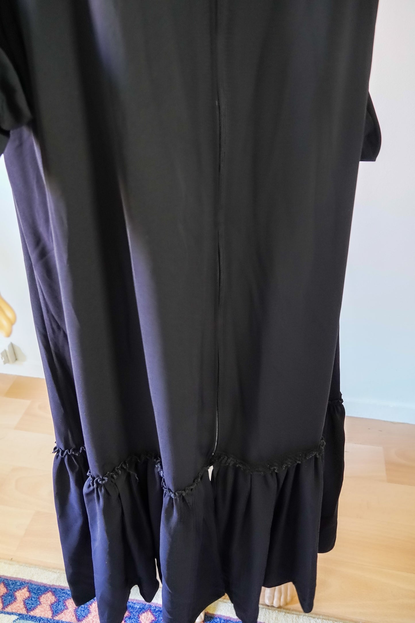 Robe longue noire à manches bouffantes et ourlet frangé