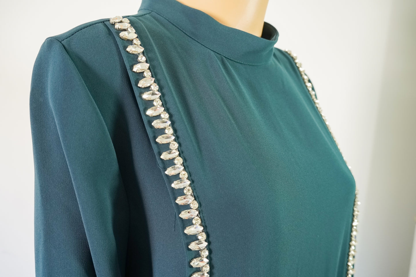 Abaya longue vert émeraude avec broderies de perles argentées
