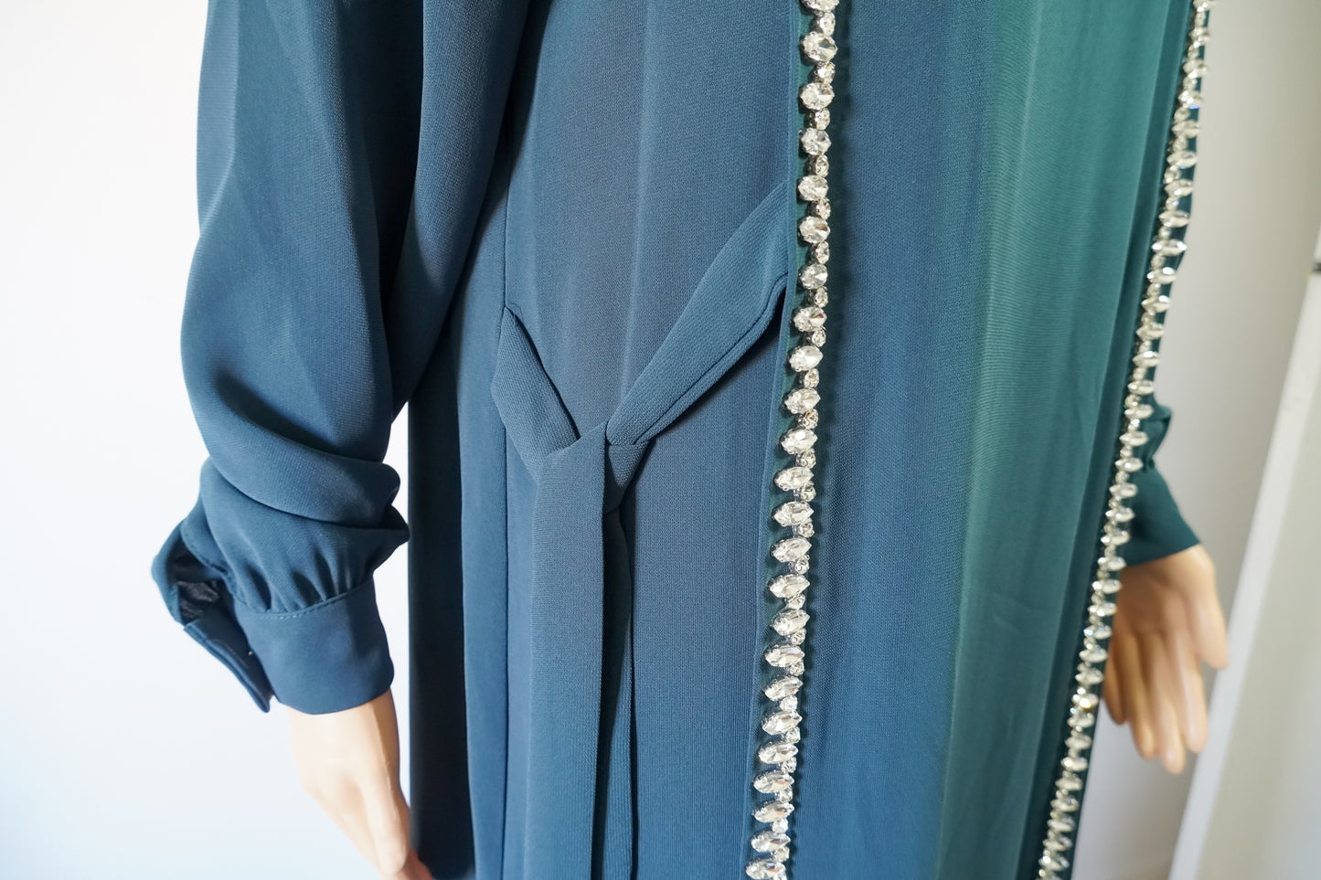 Abaya longue vert émeraude avec broderies de perles argentées