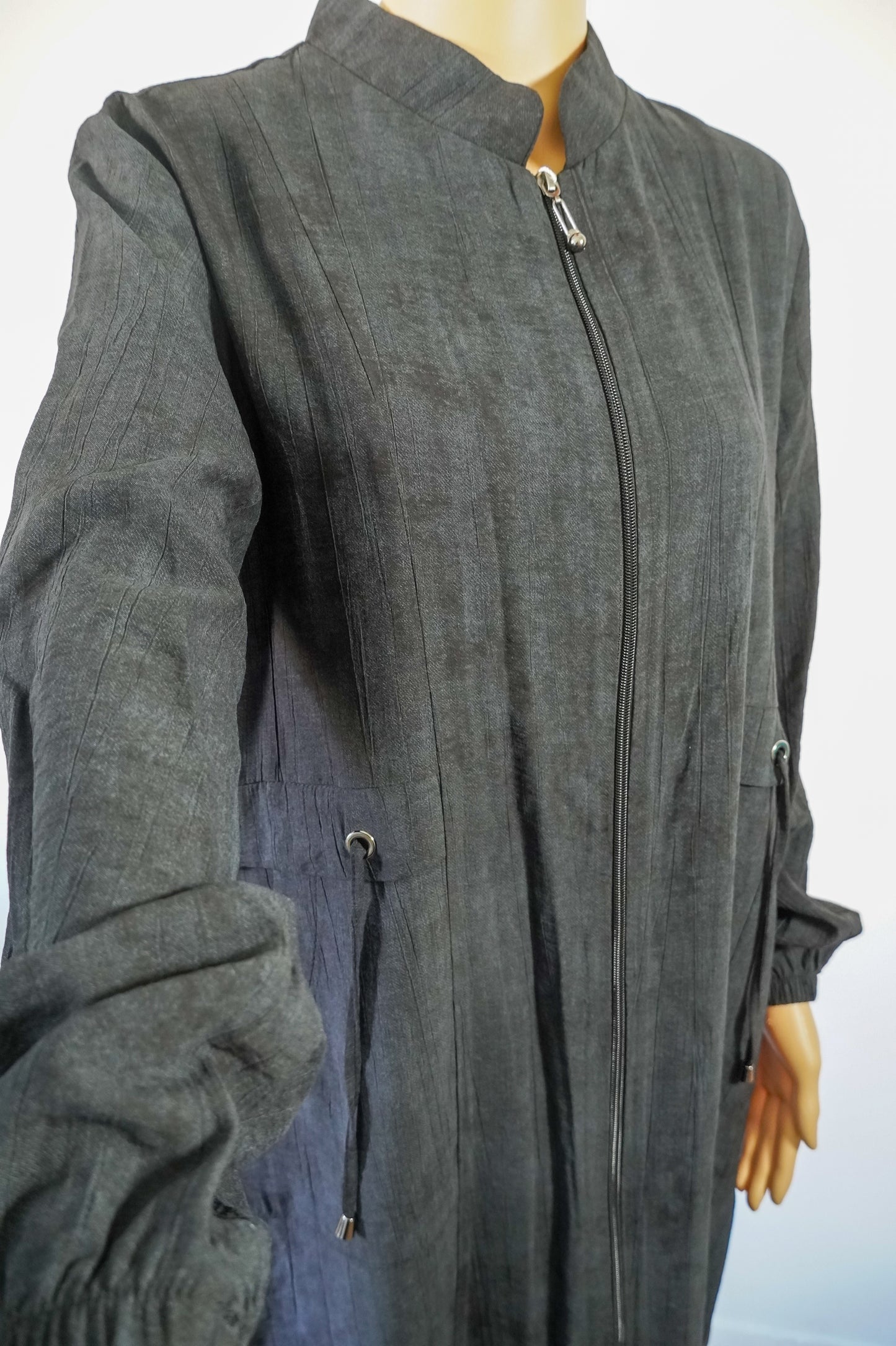 Abaya zippée longue, col montant et cordons à la taille