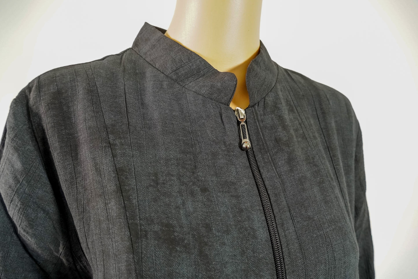 Abaya zippée longue, col montant et cordons à la taille