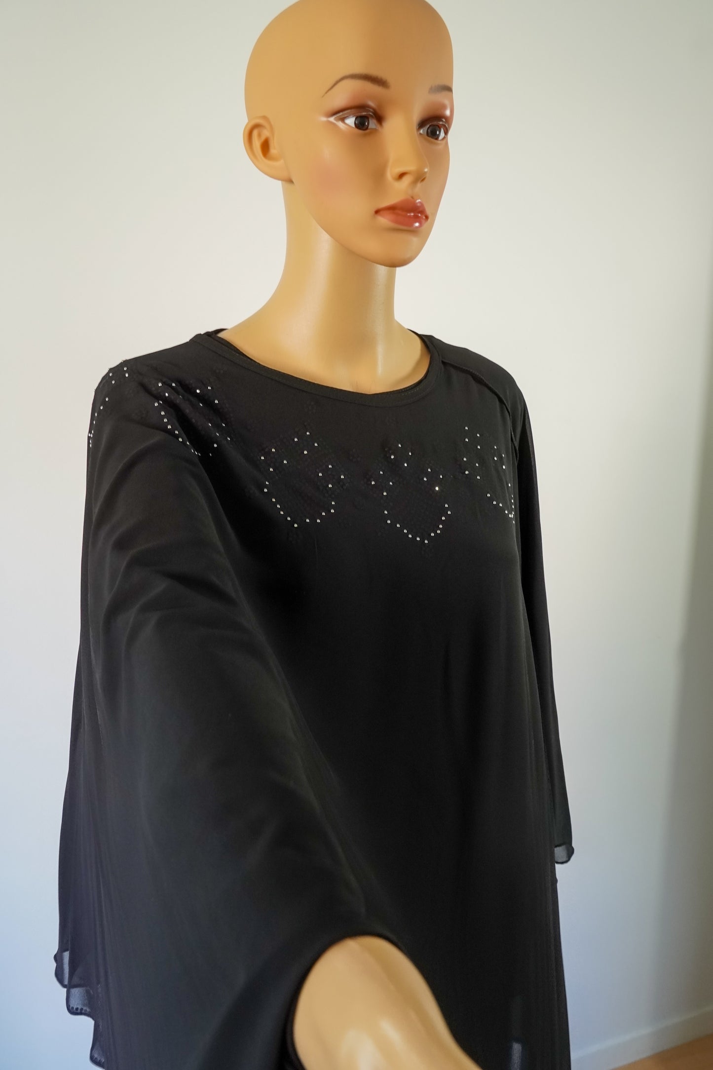 Robe abaya noire, manches papillon, col strass, tissu léger non satiné