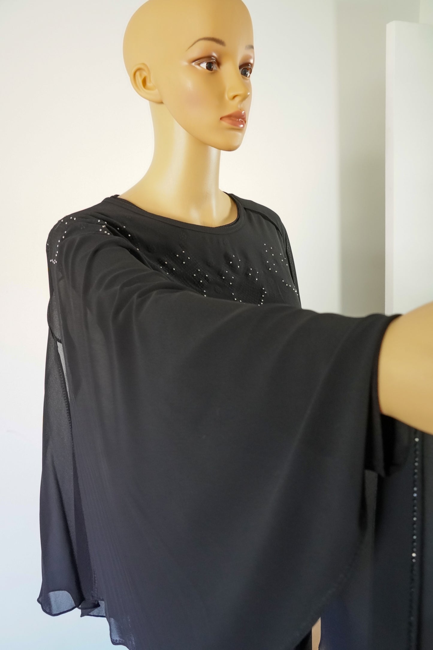 Robe abaya noire, manches papillon, col strass, tissu léger non satiné