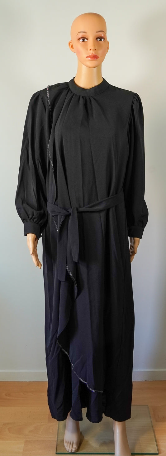 Abaya noire fluide avec ceinture et détail drapé