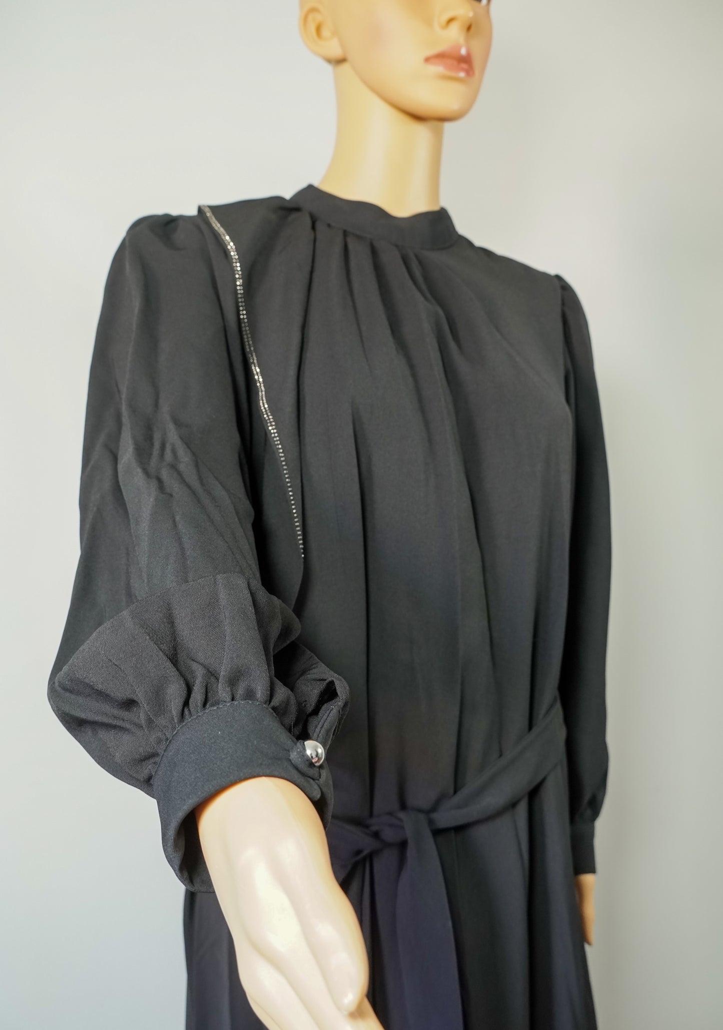 Abaya noire fluide avec ceinture et détail drapé