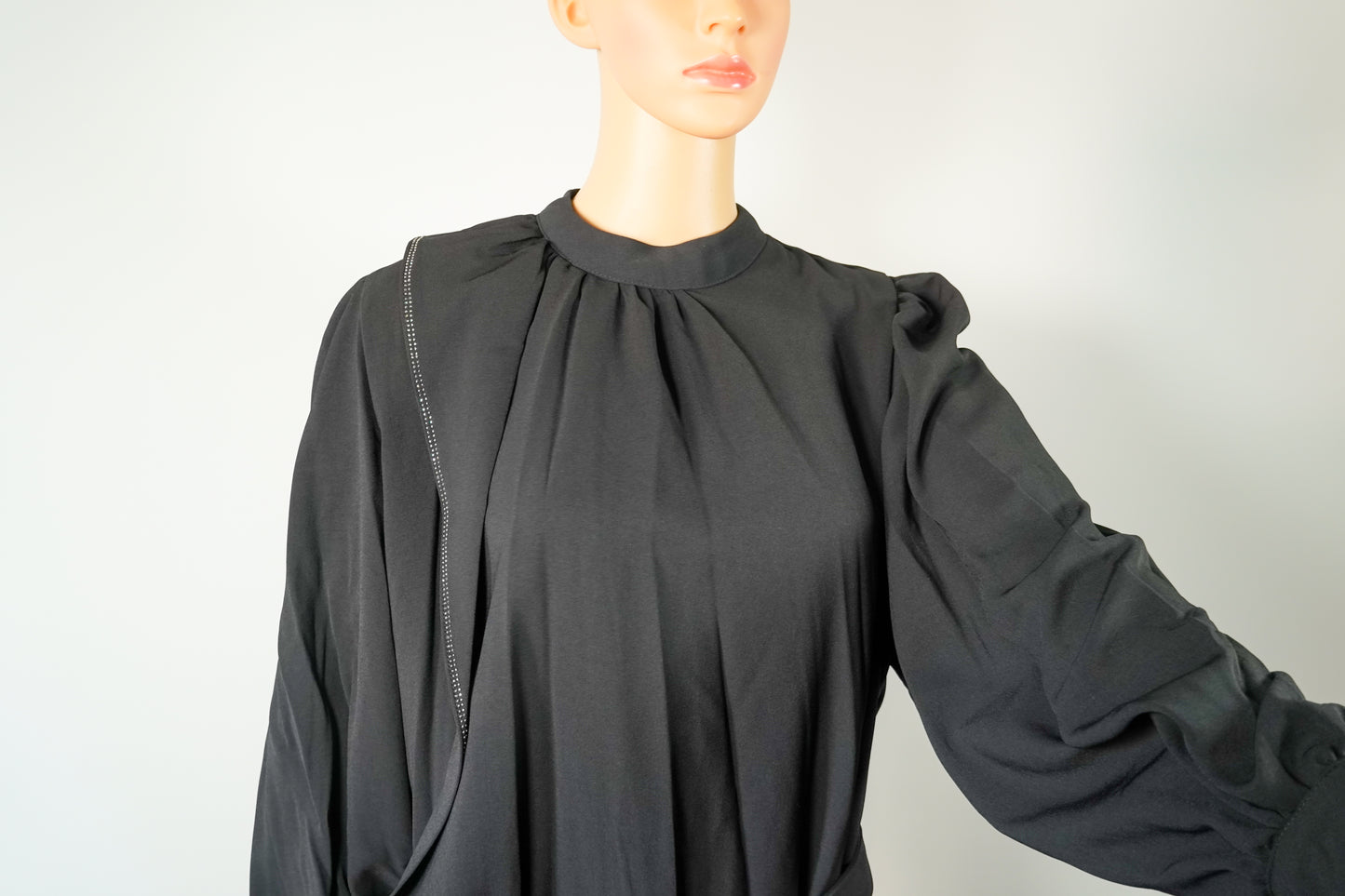 Abaya noire fluide avec ceinture et détail drapé