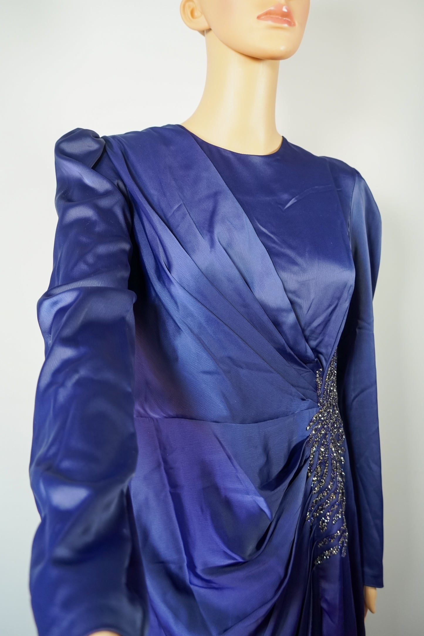Robe longue bleu nuit en satin avec broderies scintillantes