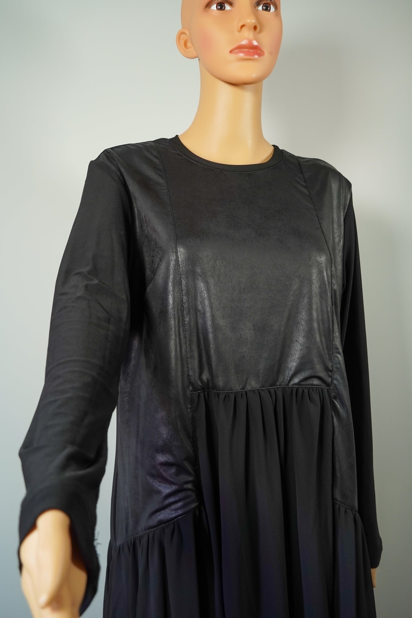 Robe longue noire à manches longues, haut effet cuir et jupe fluide à volants