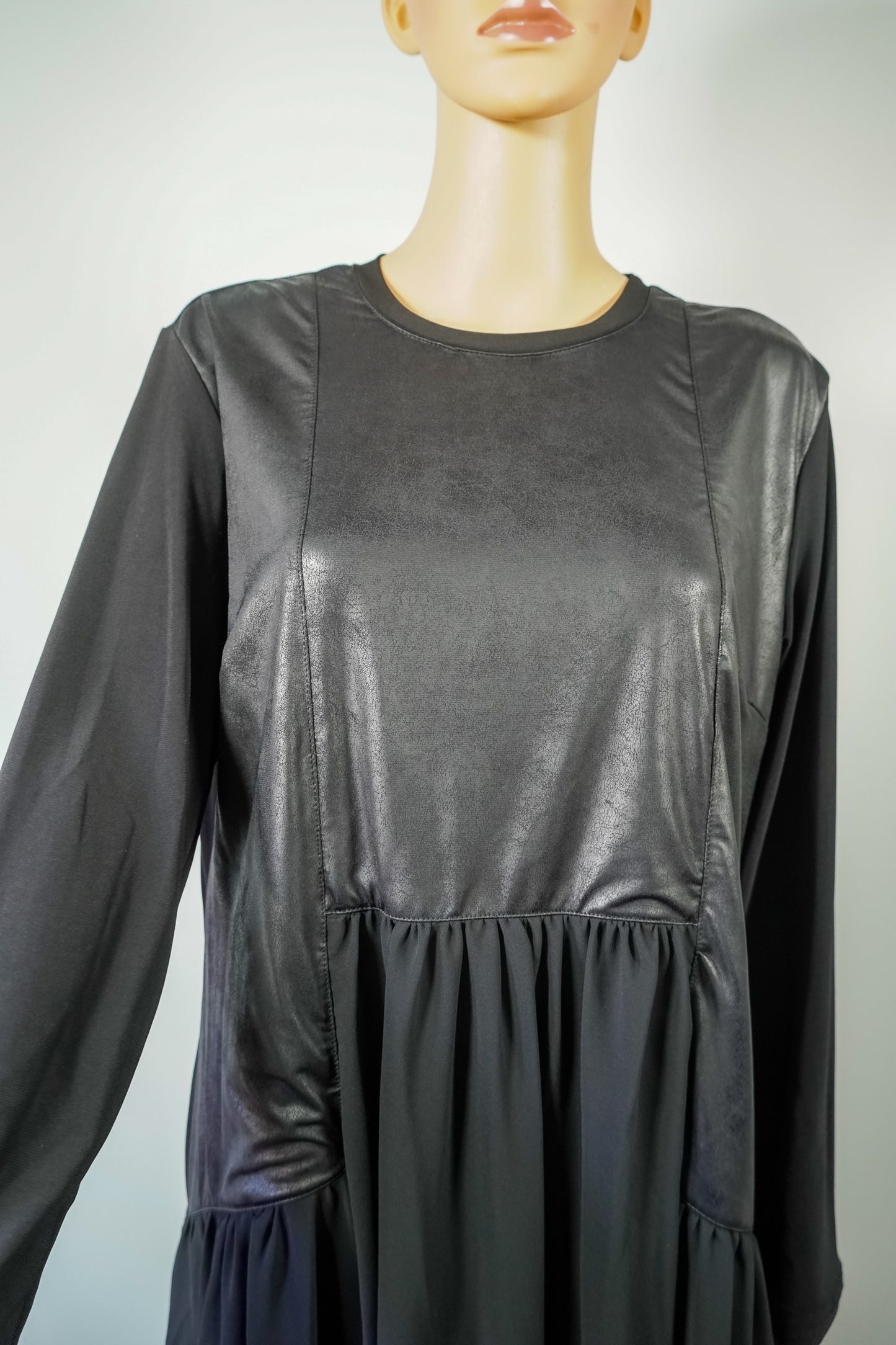 Robe longue noire à manches longues, haut effet cuir et jupe fluide à volants