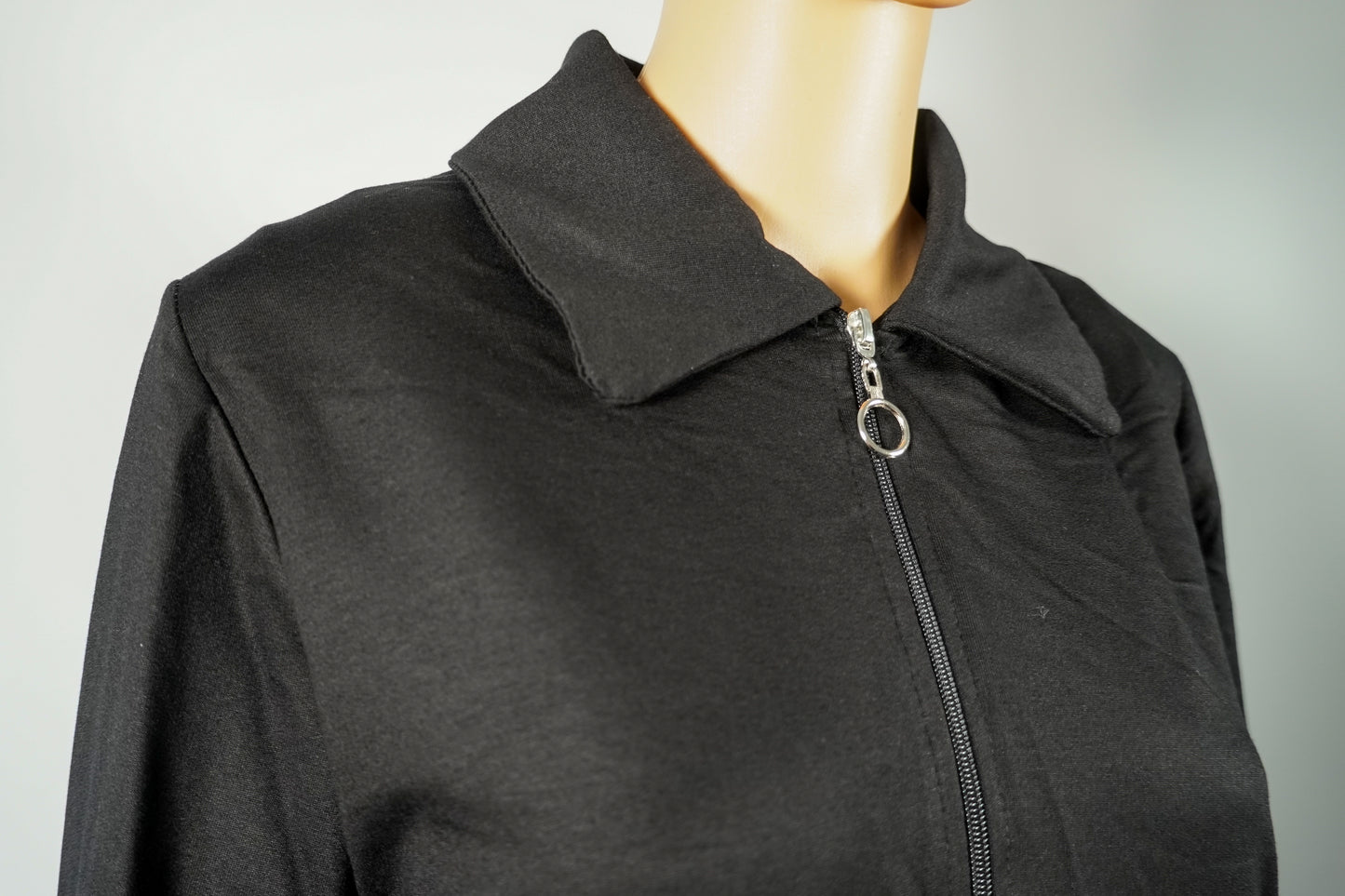 Ensemble robe longue fluide noire avec veste zippée assortie