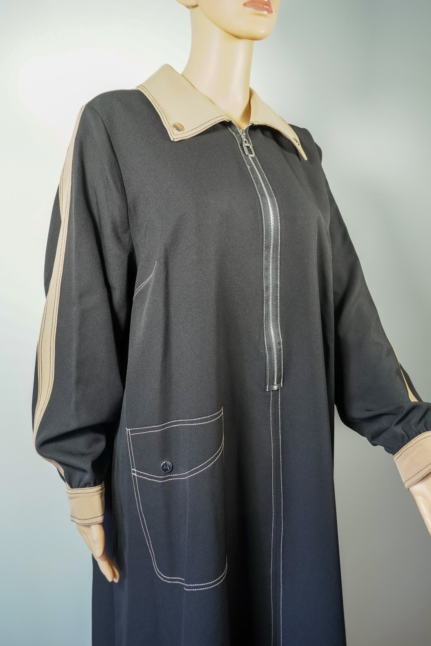 Robe longue noire à empiècements beiges et zip frontal