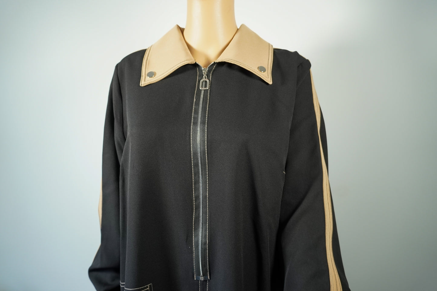 Robe longue noire à empiècements beiges et zip frontal