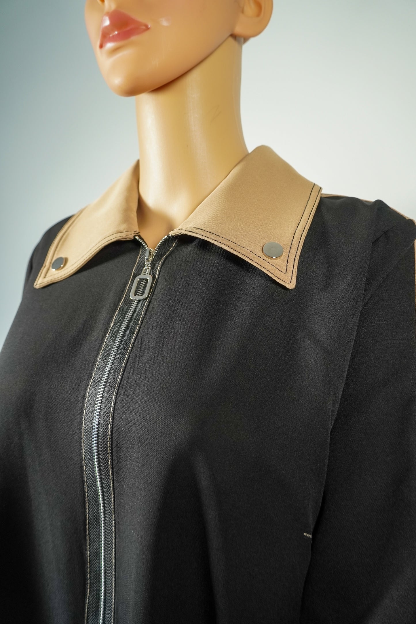 Robe longue noire à empiècements beiges et zip frontal