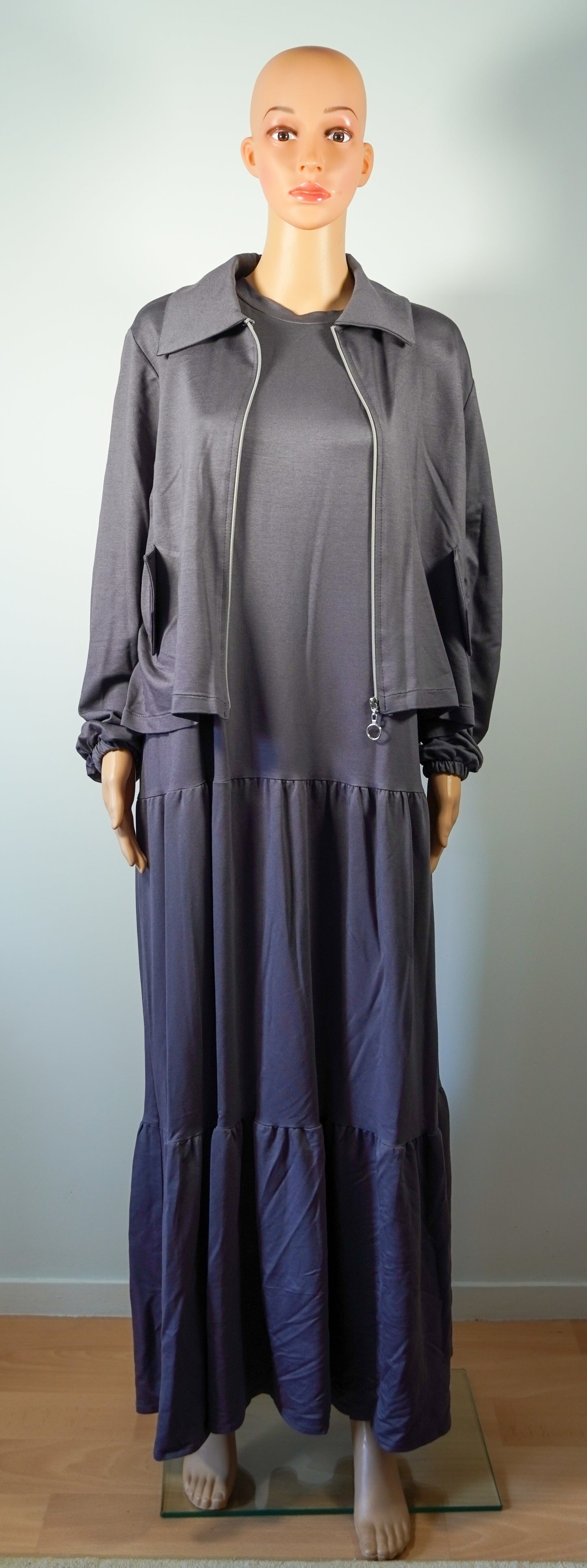 Ensemble robe longue fluide noire avec veste zippée assortie