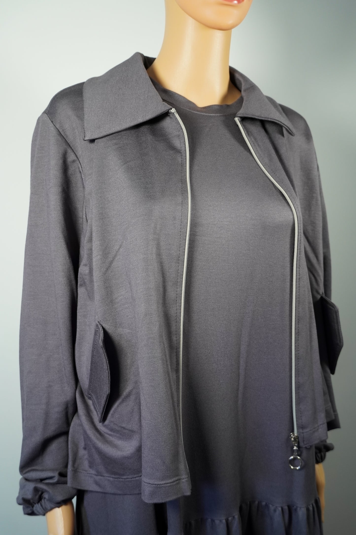 Ensemble robe longue fluide noire avec veste zippée assortie