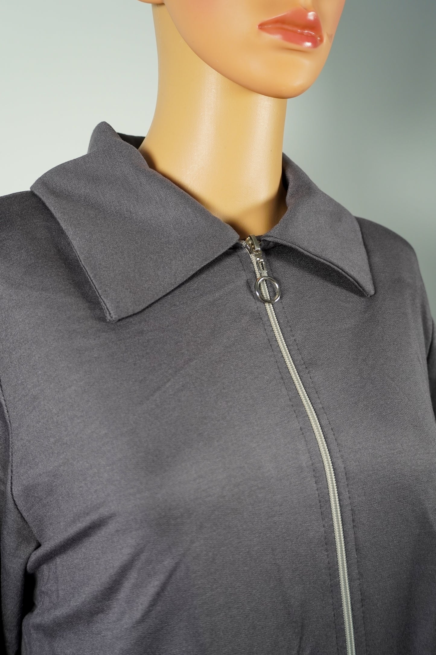 Ensemble robe longue fluide noire avec veste zippée assortie