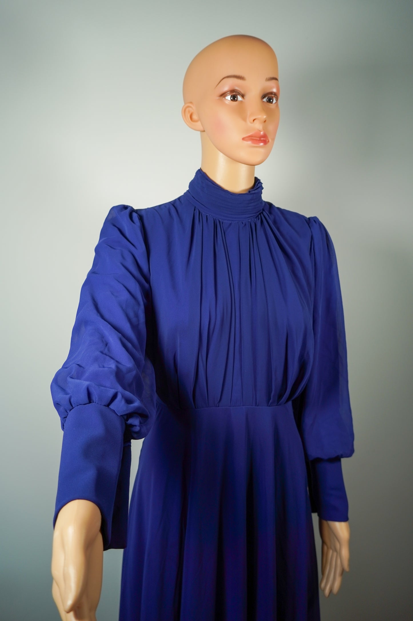 Robe longue bleu roi à col montant et manches bouffantes