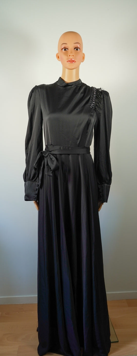 Robe longue noire en satin avec broderie d’épaule et nœud à la taille