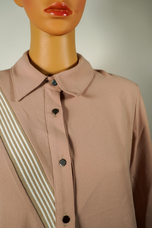 Robe chemise rose poudré à détails rayés