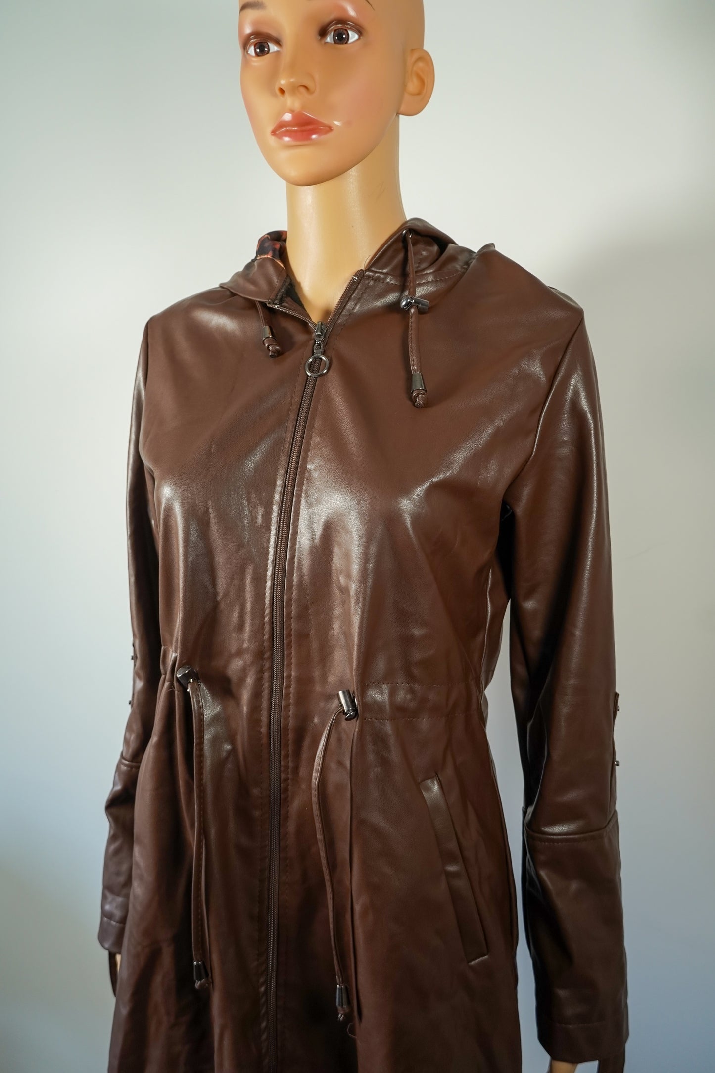 Veste longue à capuche en similicuir marron