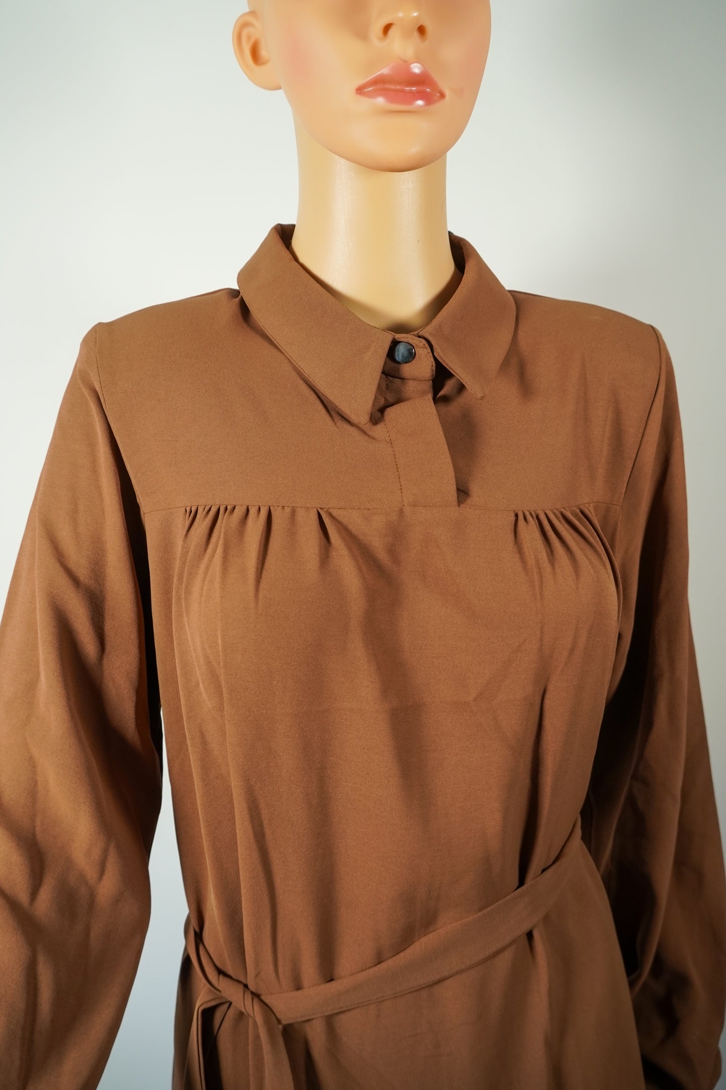 Kemerli uzun kahverengi gömlek elbise