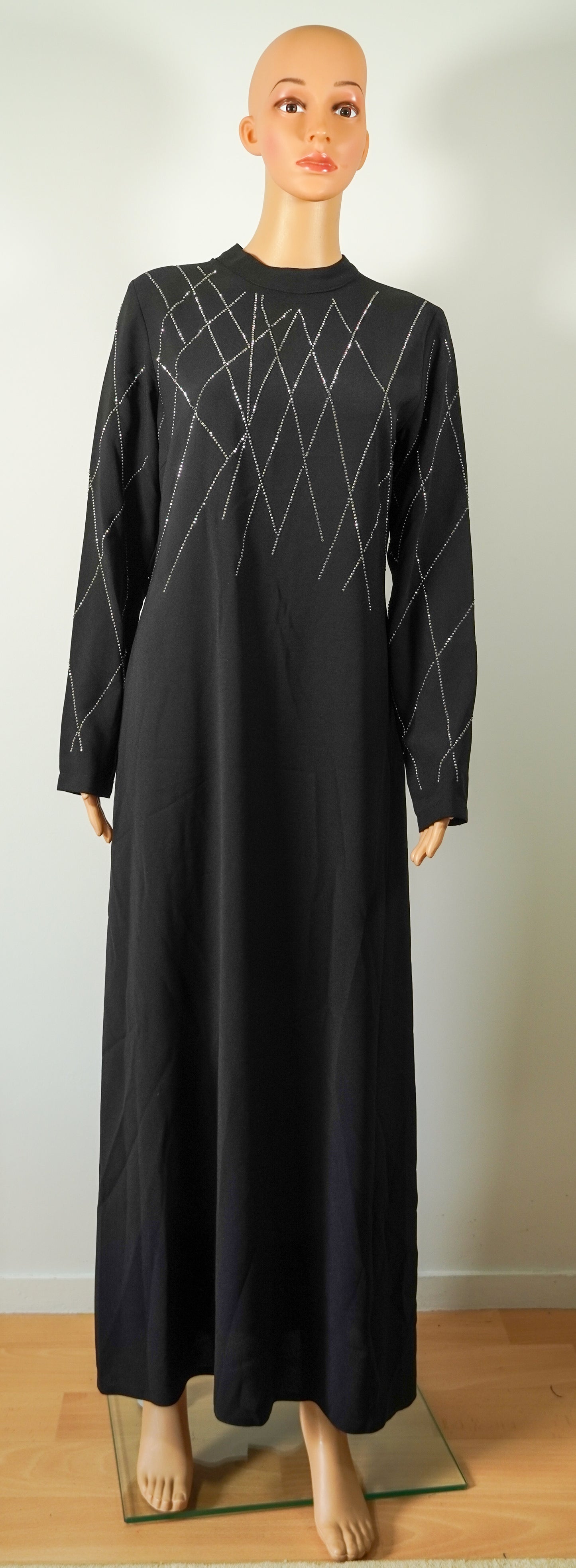 Robe longue noire avec motifs géométriques en strass