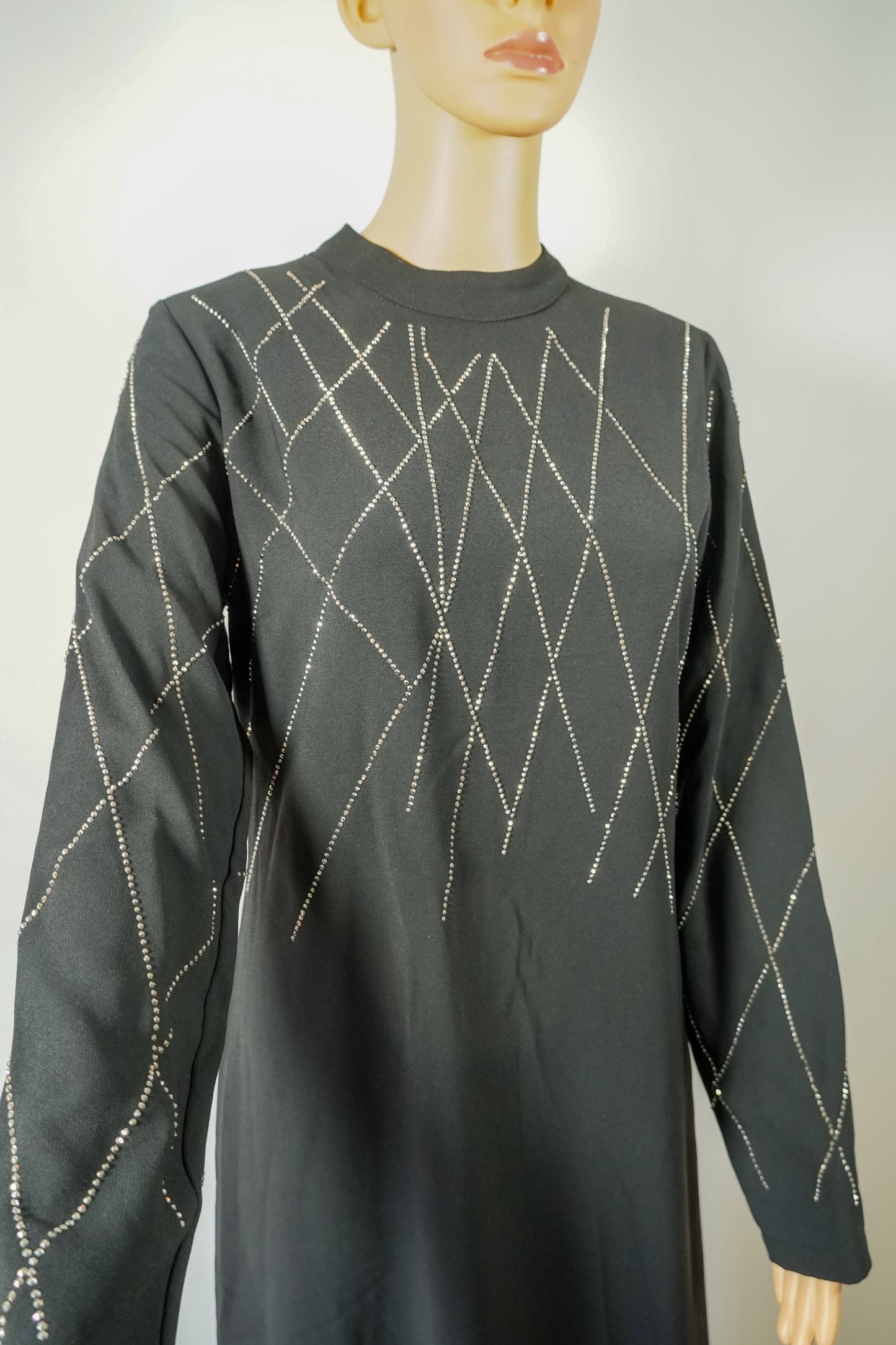 Robe longue noire avec motifs géométriques en strass