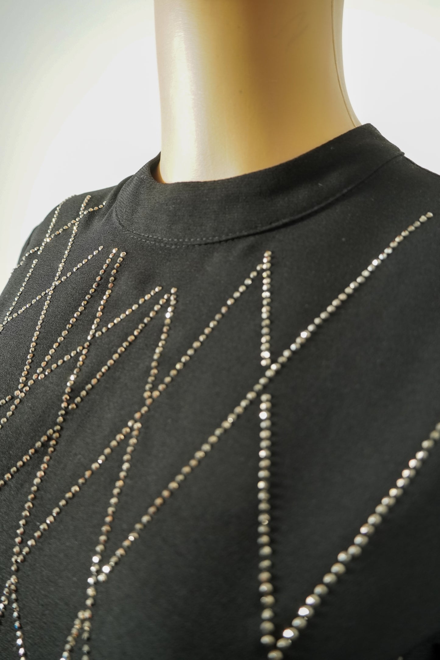 Robe longue noire avec motifs géométriques en strass