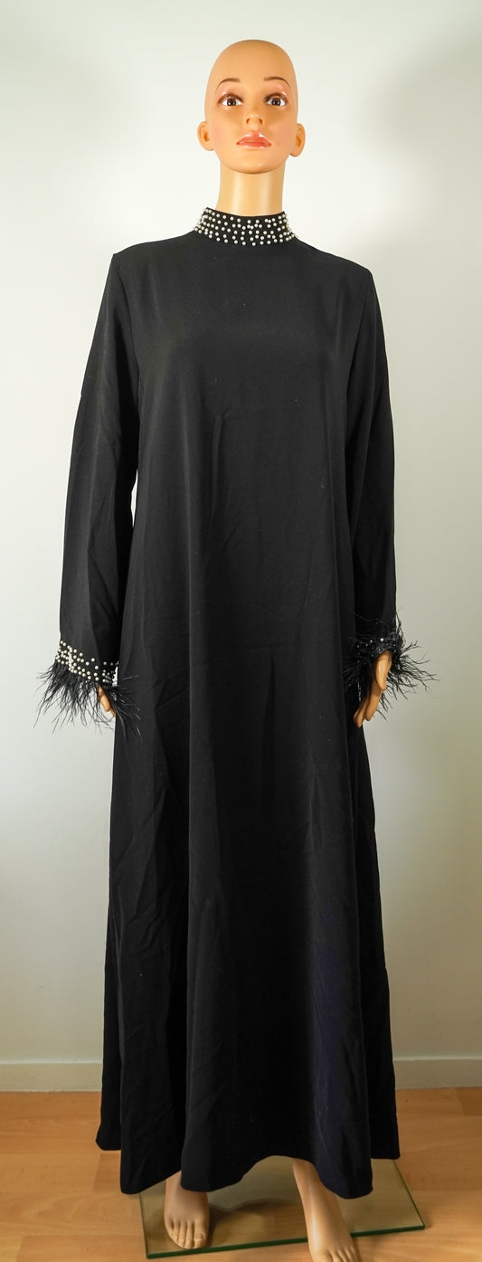 Robe longue noire avec col incrusté de perles et manches ornées de plumes
