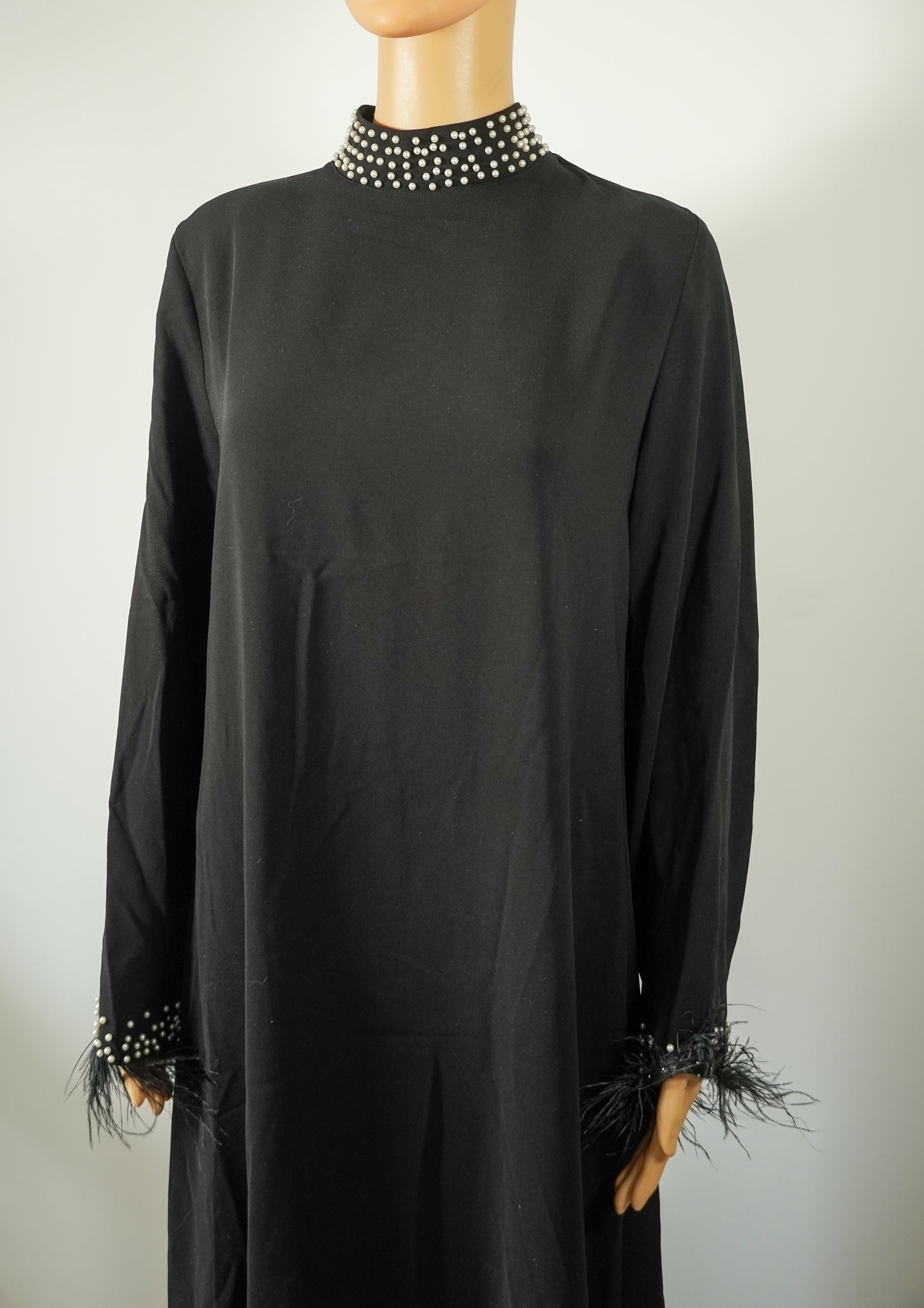 Siyah uzun inci yakalı ve tüylü kollu zarif elbise