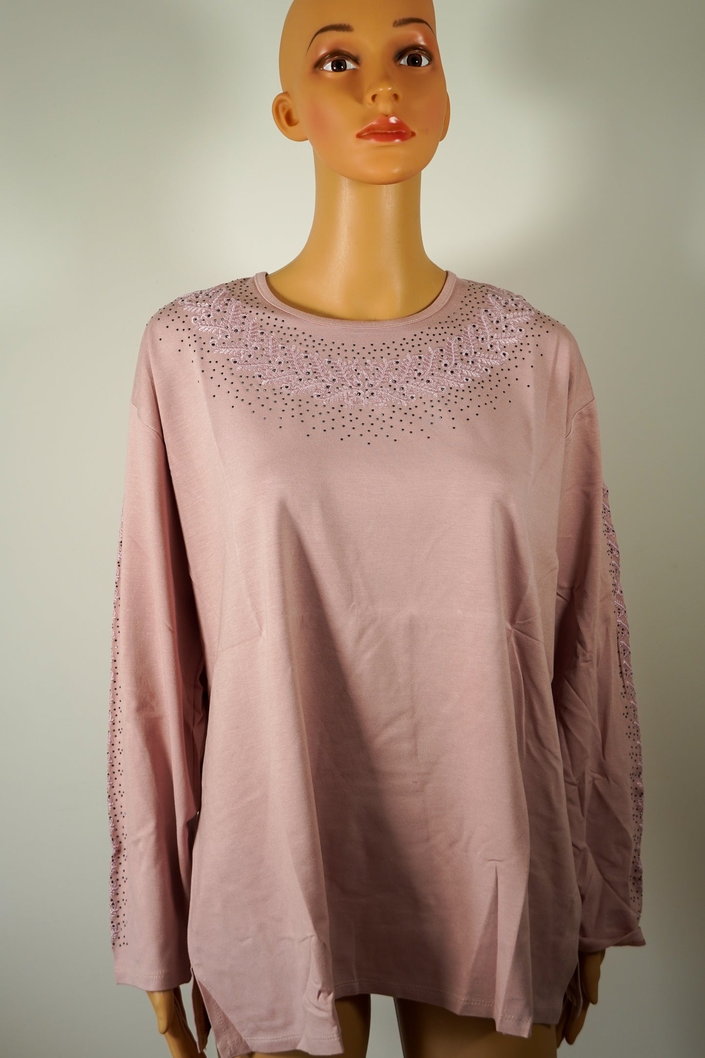 Haut ample rose poudré orné de strass et broderies