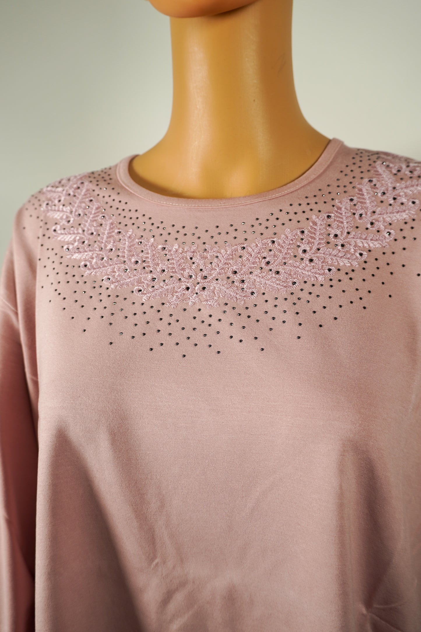 Haut ample rose poudré orné de strass et broderies