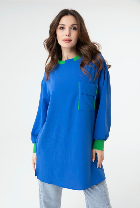 Tunique bleue avec encolure et poignets verts