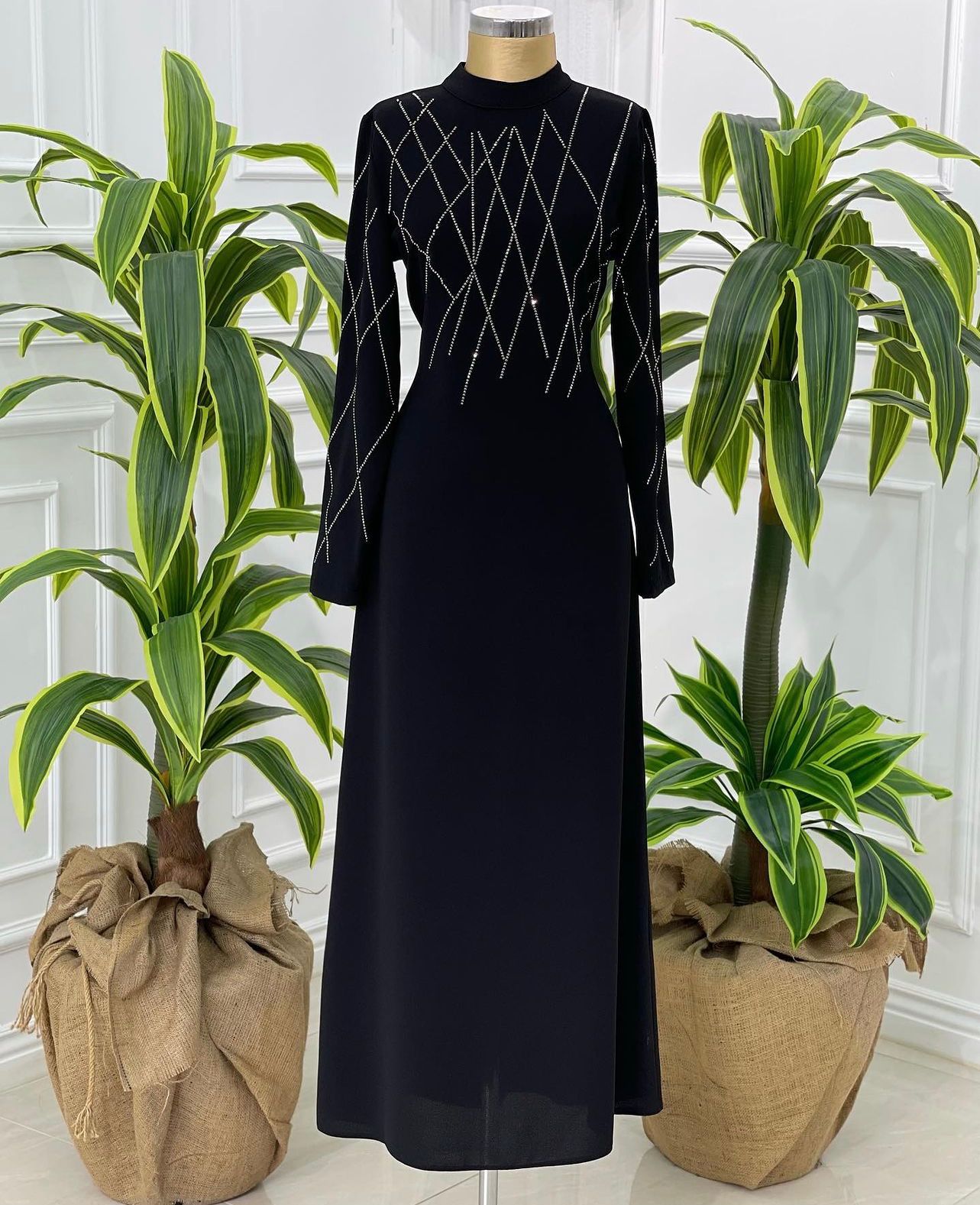 Robe longue noire avec motifs géométriques en strass