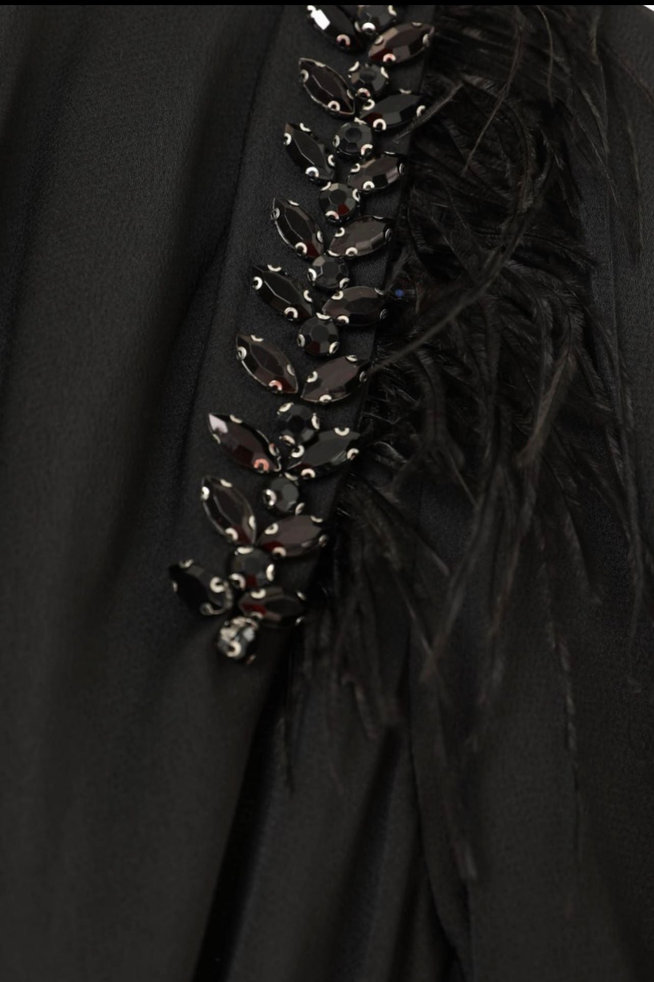 Robe longue noire en satin avec broderie d’épaule et nœud à la taille