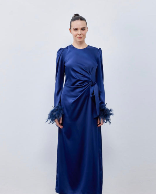 Robe longue satin bleu nuit avec plumes