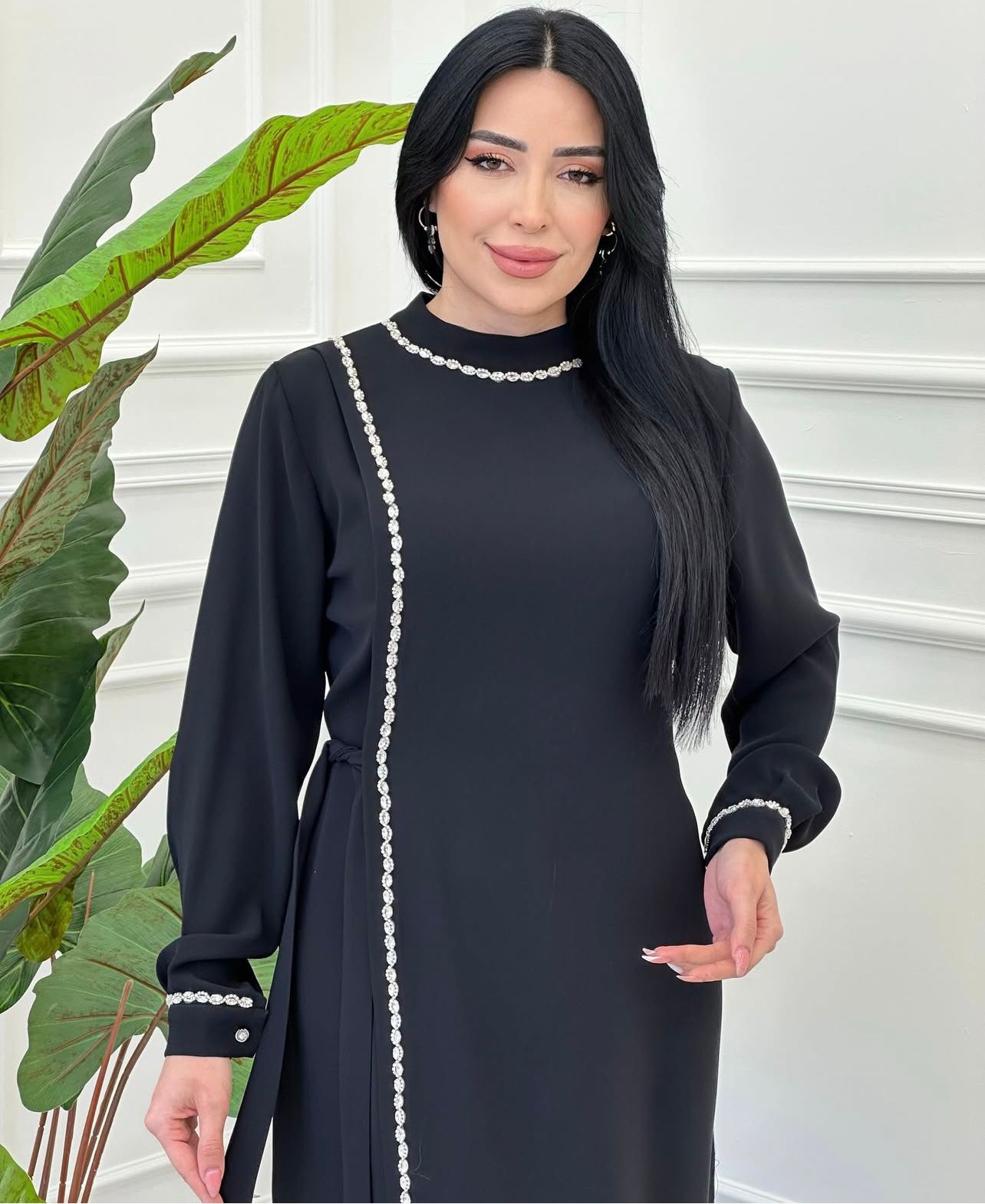 Abaya noire élégante à ornements perlés