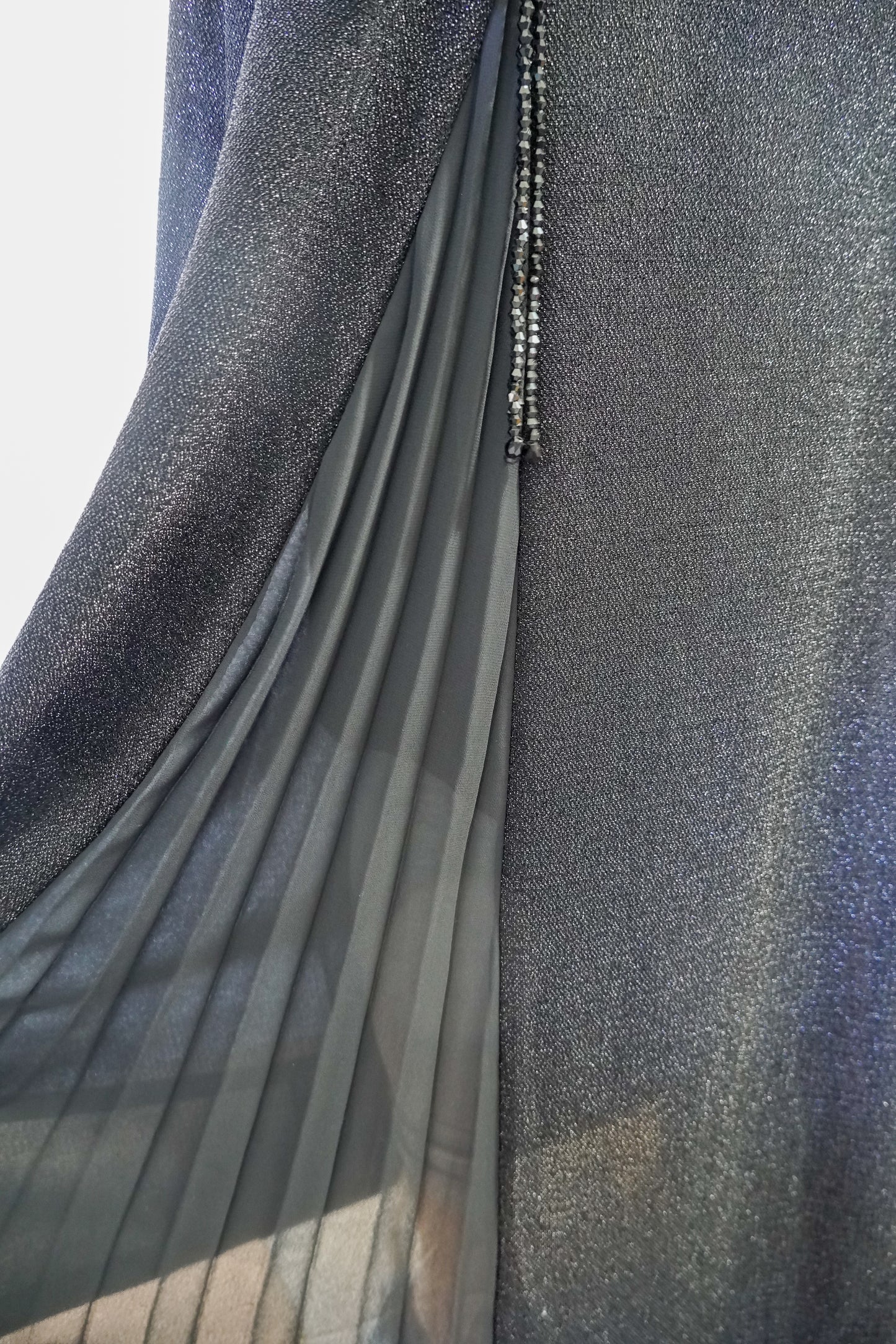 Abaya longue noire pailletée avec franges perlées