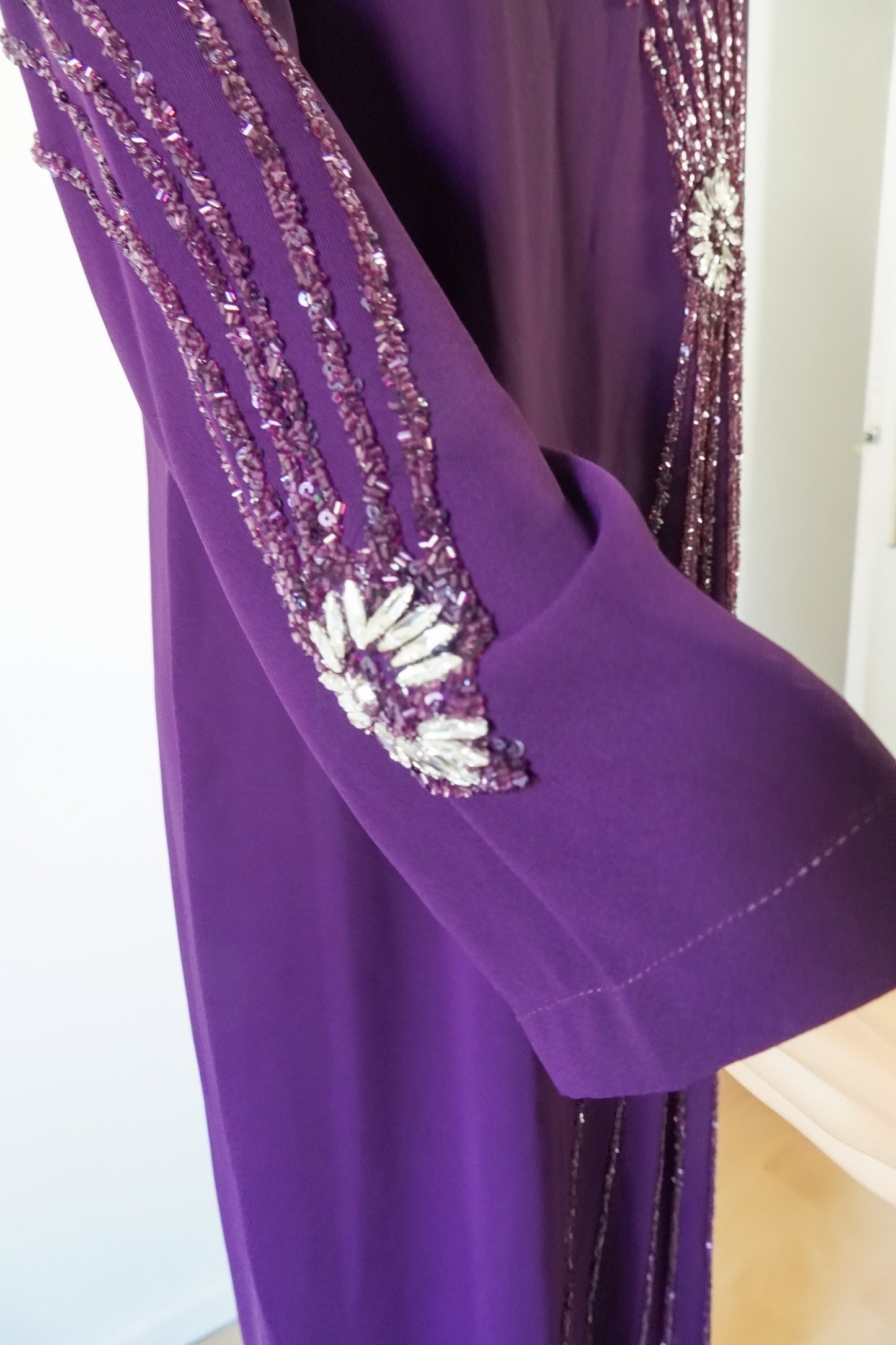 Abaya avec broderies perlées & fleurs argentées