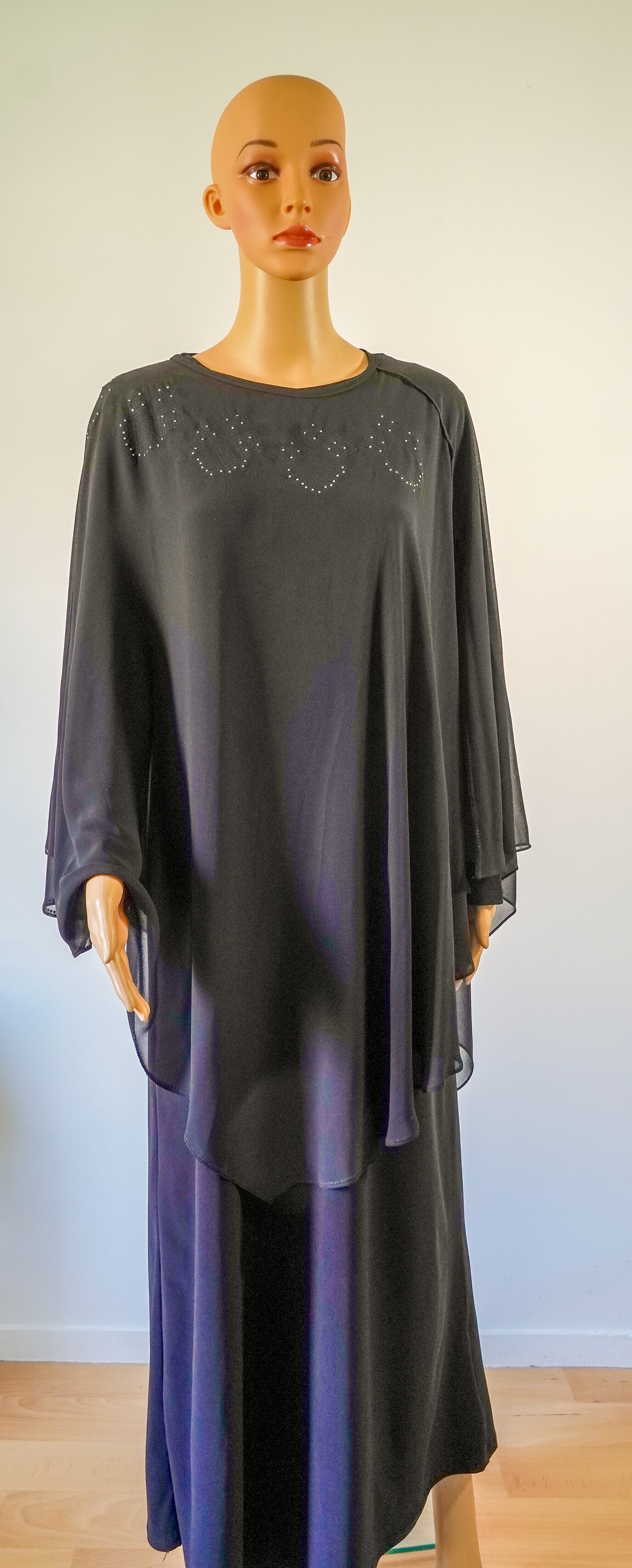 Robe abaya noire, manches papillon, col strass, tissu léger non satiné