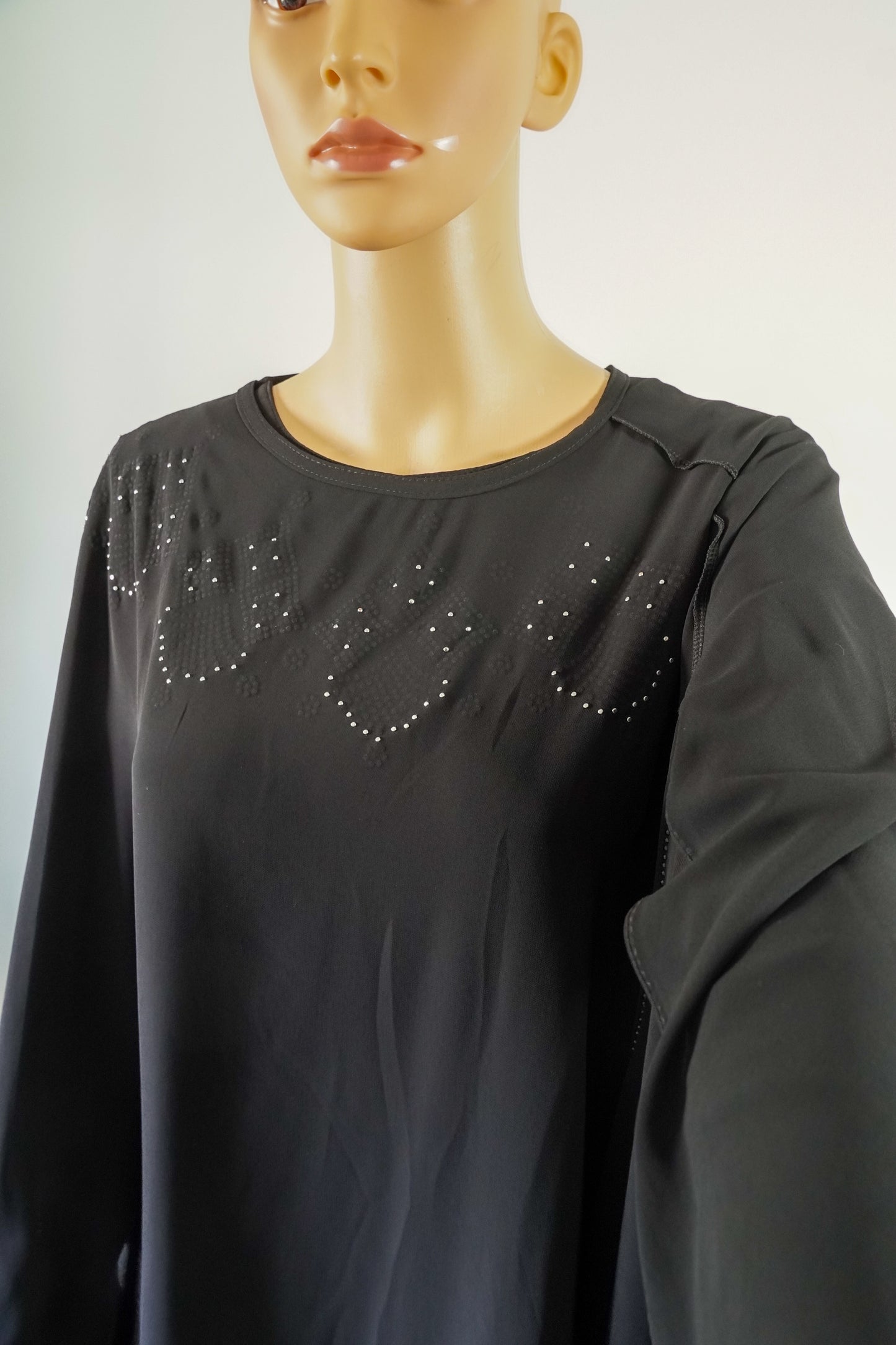 Robe abaya noire, manches papillon, col strass, tissu léger non satiné