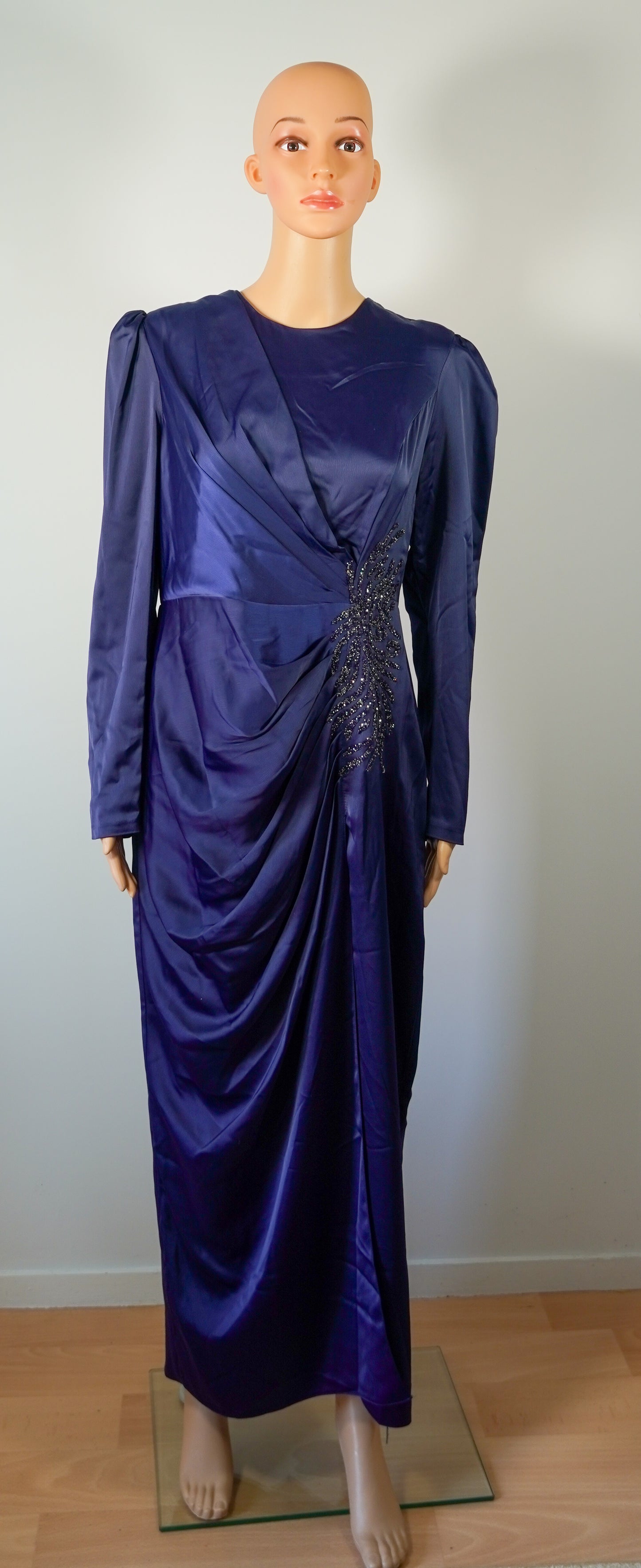 Robe longue bleu nuit en satin avec broderies scintillantes