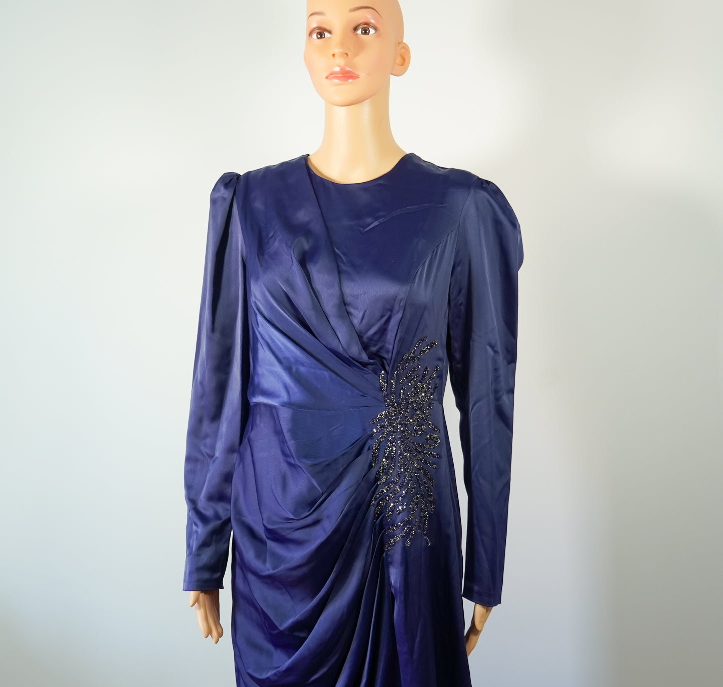 Robe longue bleu nuit en satin avec broderies scintillantes