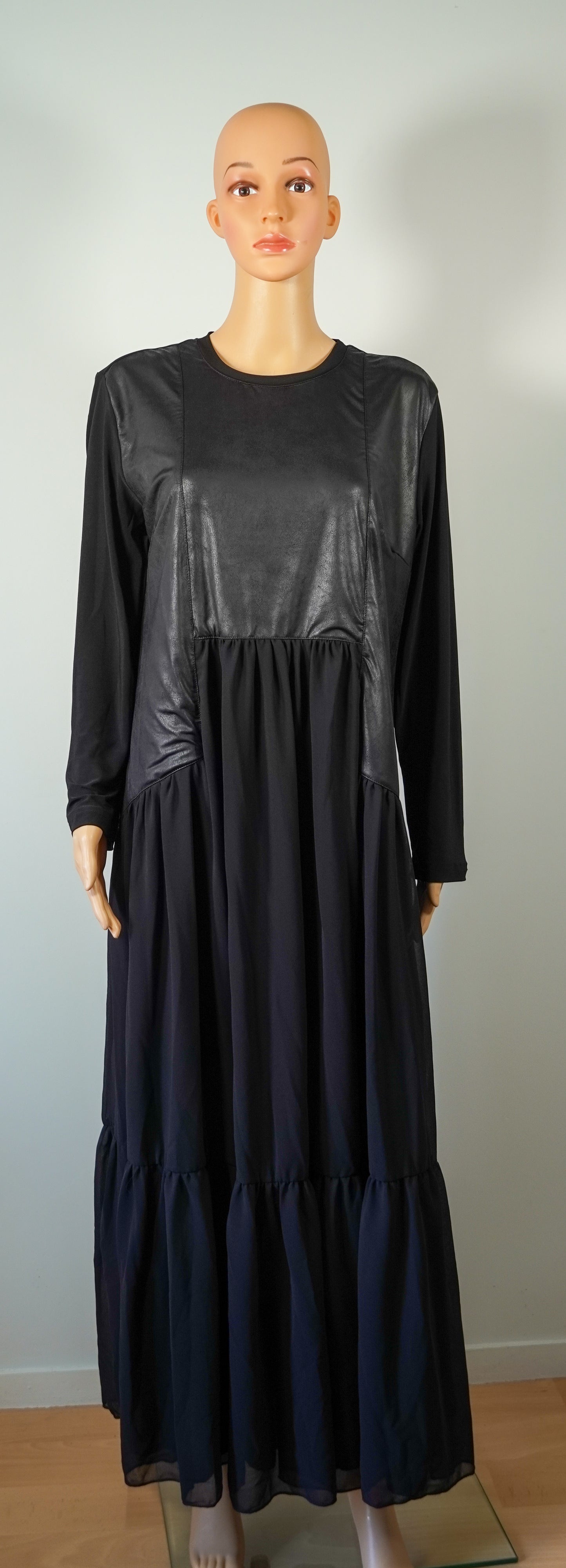Robe longue noire à manches longues, haut effet cuir et jupe fluide à volants