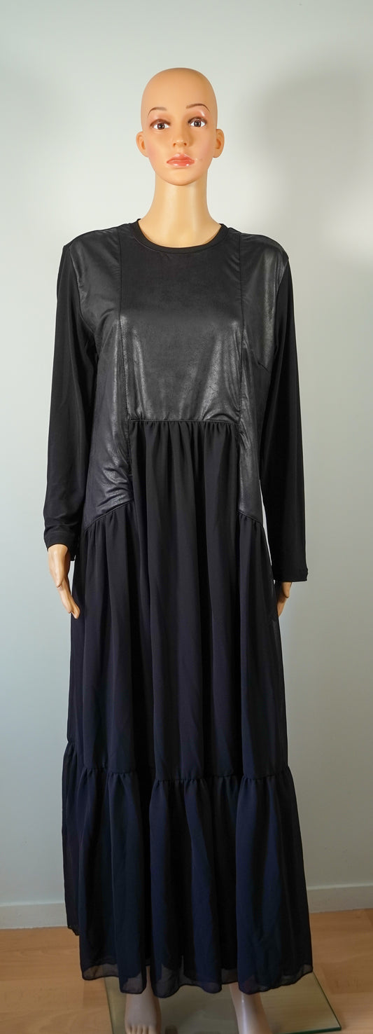 Robe longue noire à manches longues, haut effet cuir et jupe fluide à volants