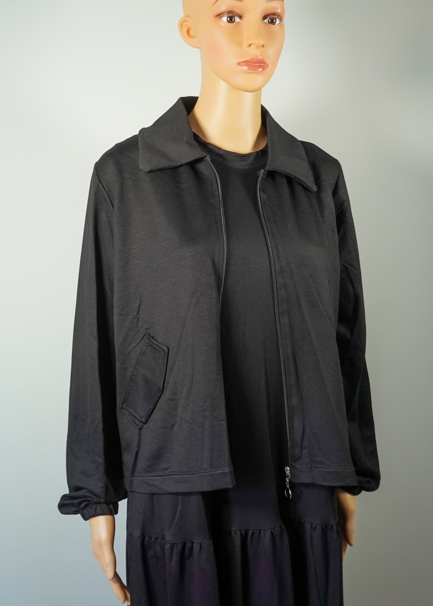 Ensemble robe longue fluide noire avec veste zippée assortie